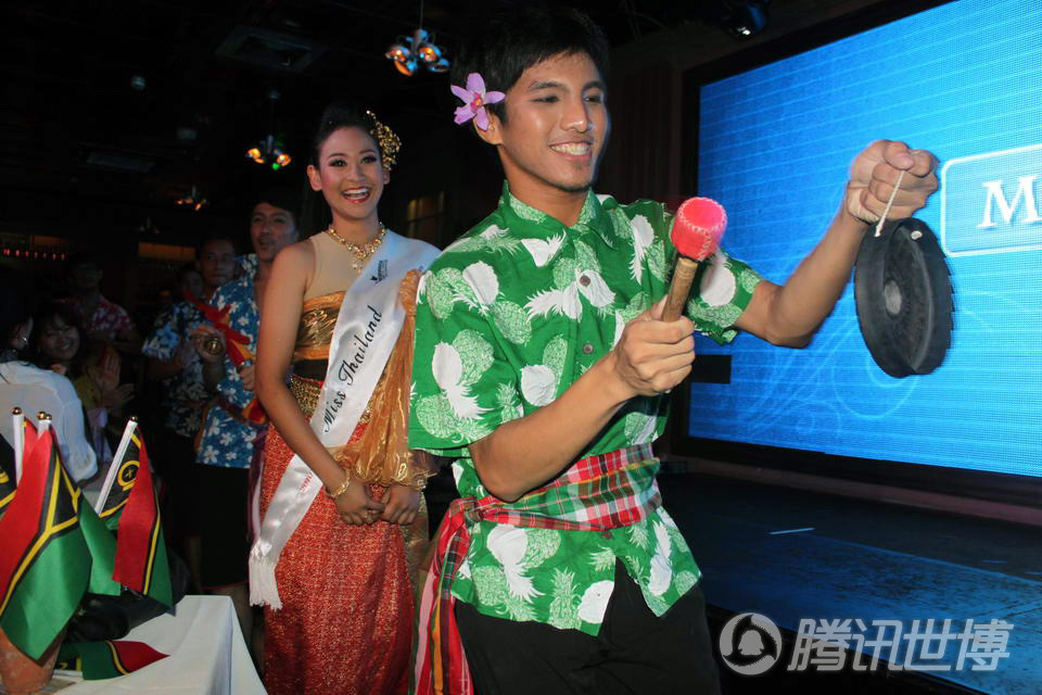 法属波利尼西亚举重选手夺冠