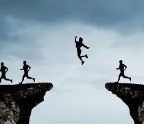 纳贡受伤，突破困境艰难
