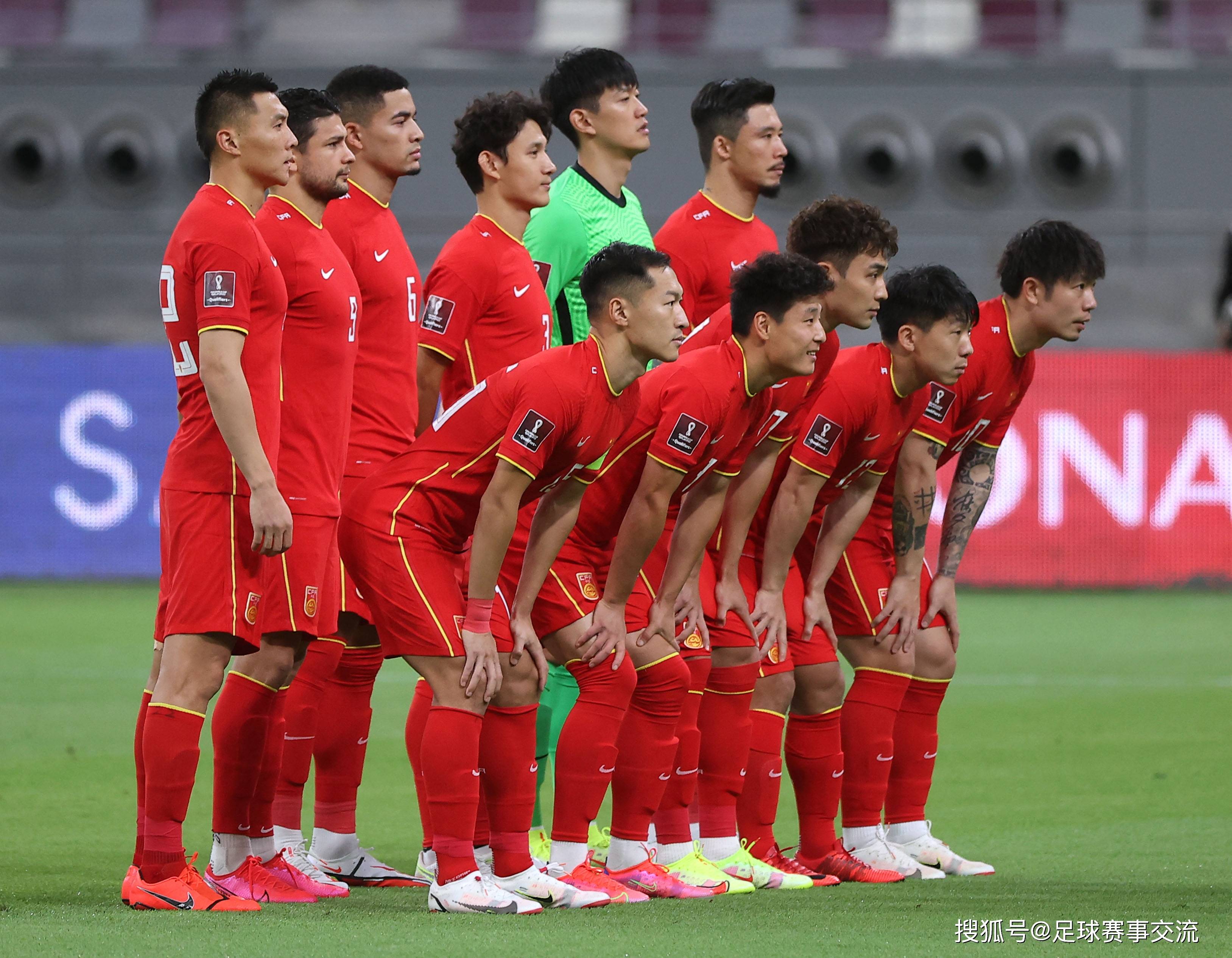 国家足球队在比赛中展现出色配合能力