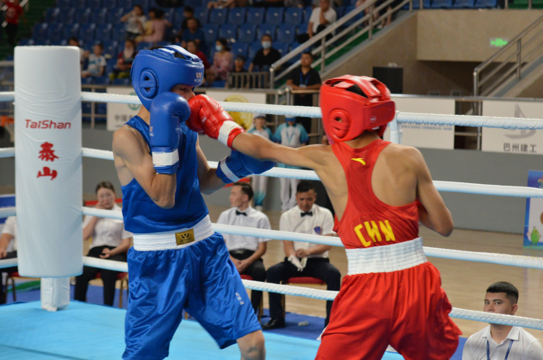 南美运动员在拳击比赛中奋勇拼搏