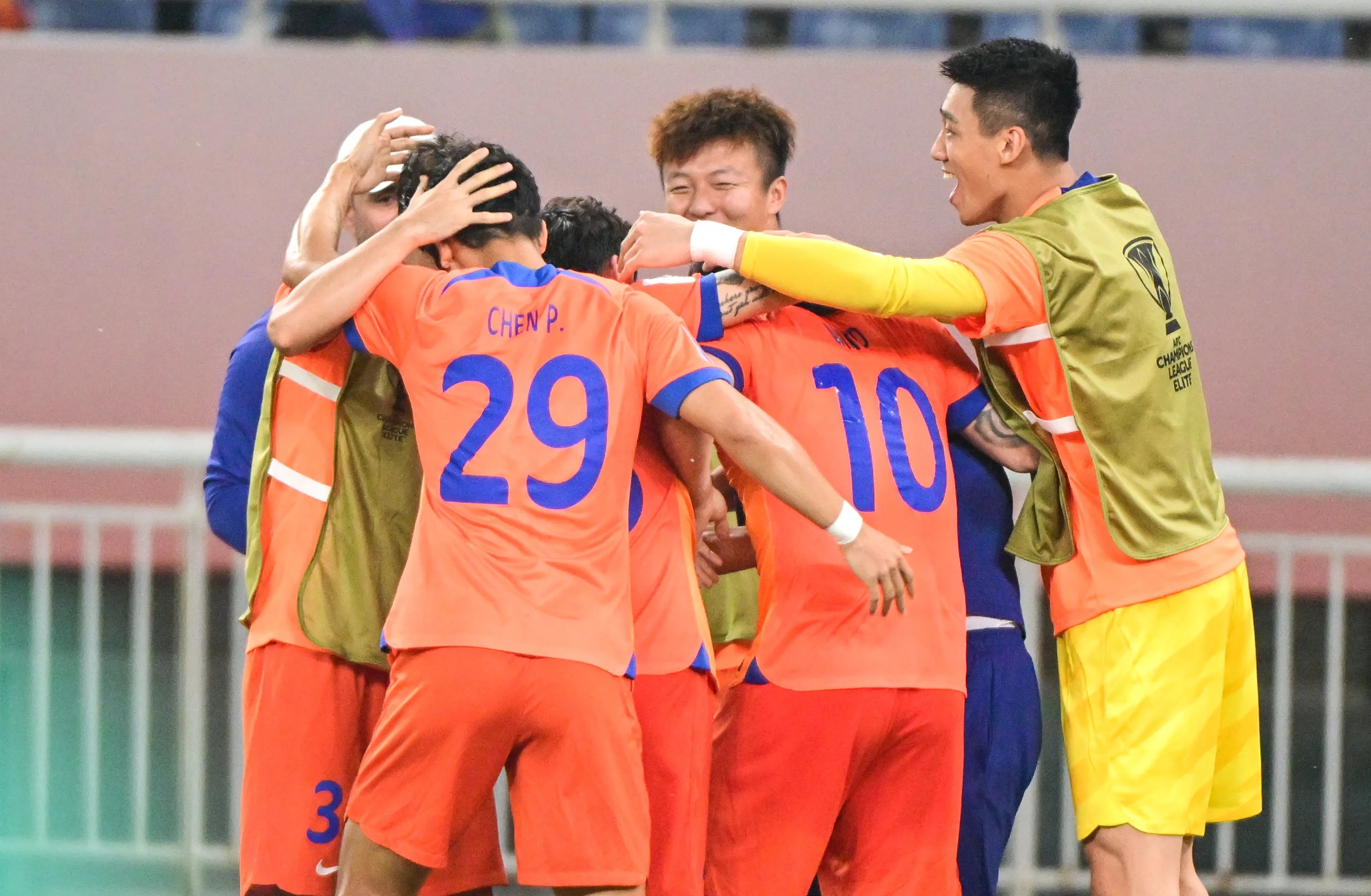 足球联赛比赛日益激烈，球队实力逐渐平衡的简单介绍