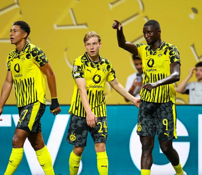 包含齐达内率皇马疯狂连胜，欧冠榜首的词条